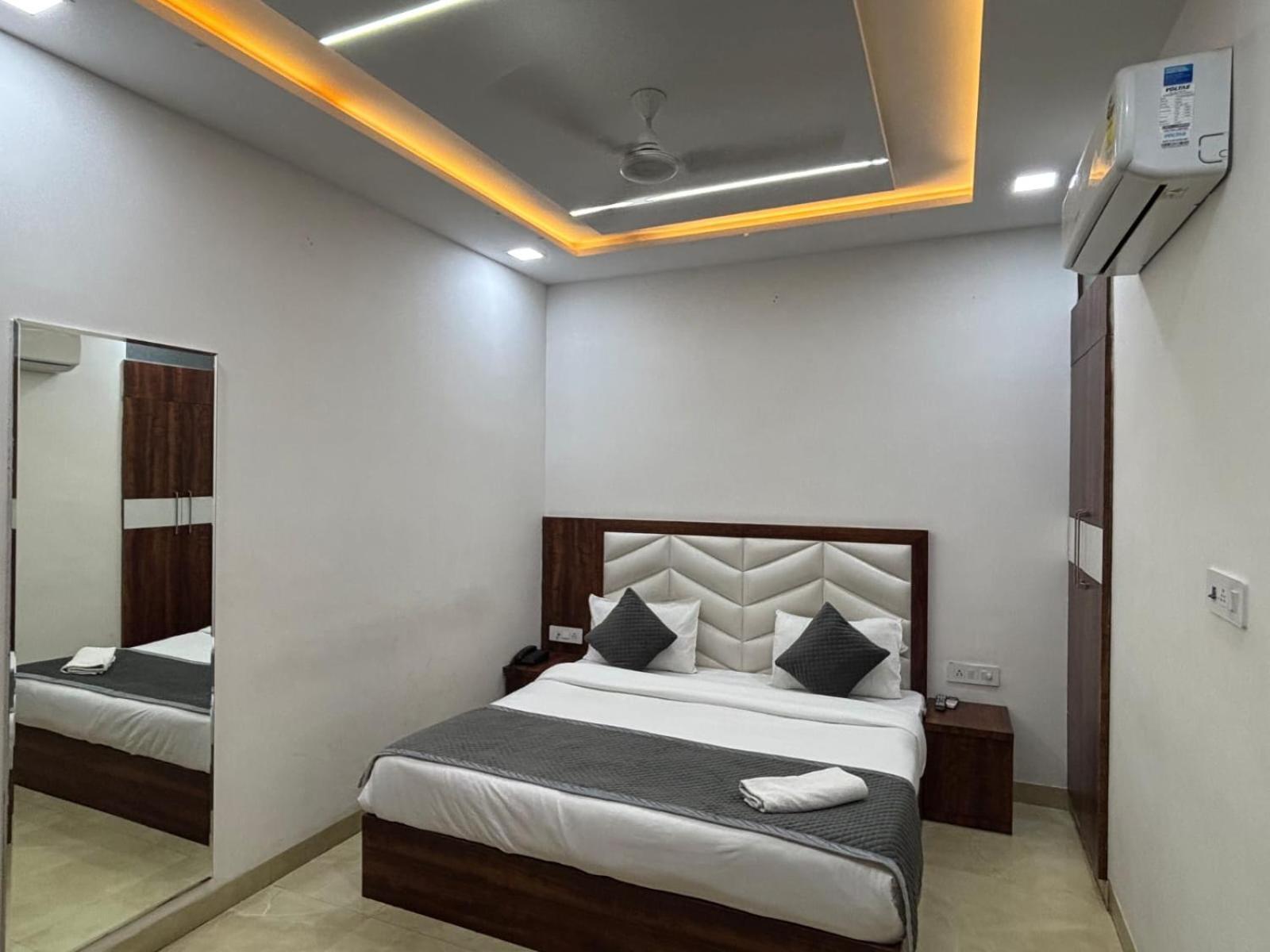 Hotel Ganga Palace - Agra Агра Екстериор снимка